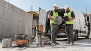 צוות מקצועי לניסור וקידוח בטון עם ציוד יהלום באתר בנייה